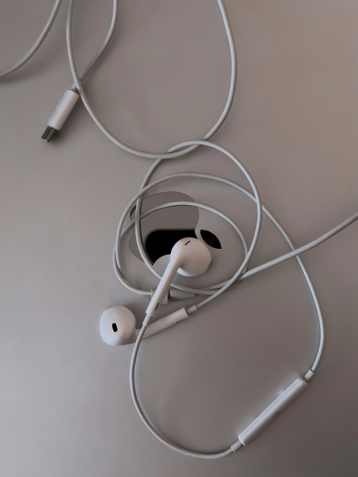 APPLE WHITE WIRED HEADPHONES