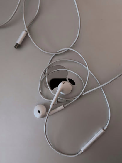 APPLE WHITE WIRED HEADPHONES