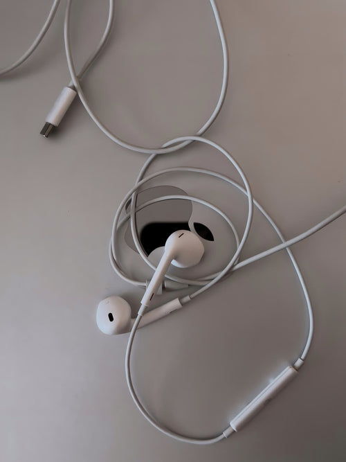 APPLE WHITE WIRED HEADPHONES
