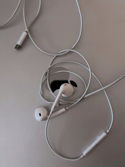 APPLE WHITE WIRED HEADPHONES